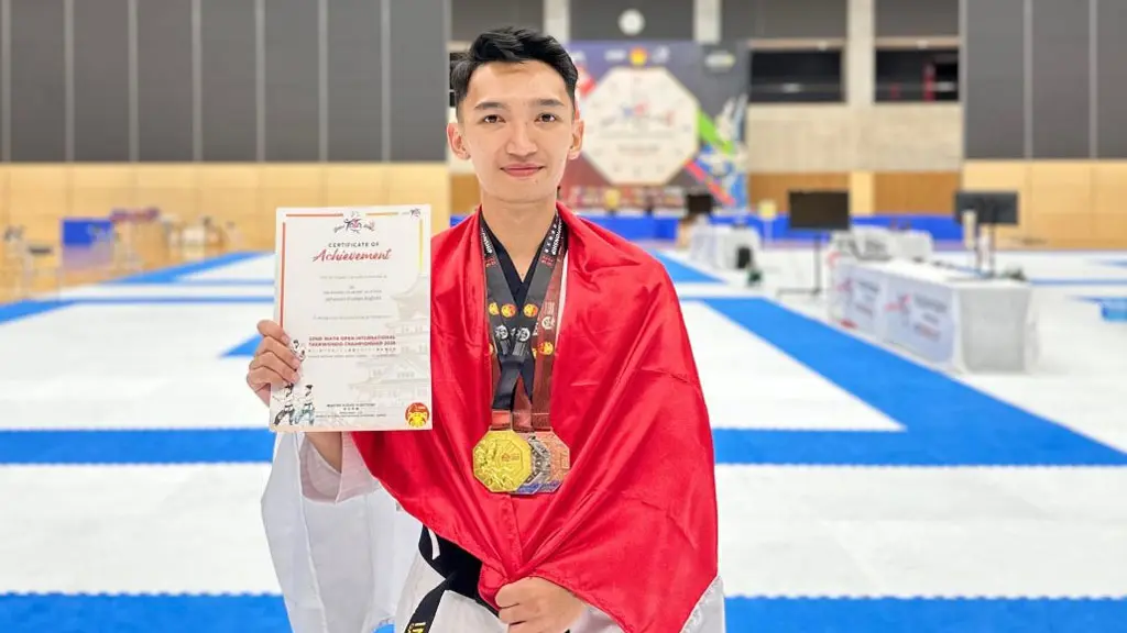 Bripto Johansen menunjukkan medalinya pada kejuaraaan Taekwondo Internasional Osaka 2026 di Jepang. (©HUmas POlda Sulteng)