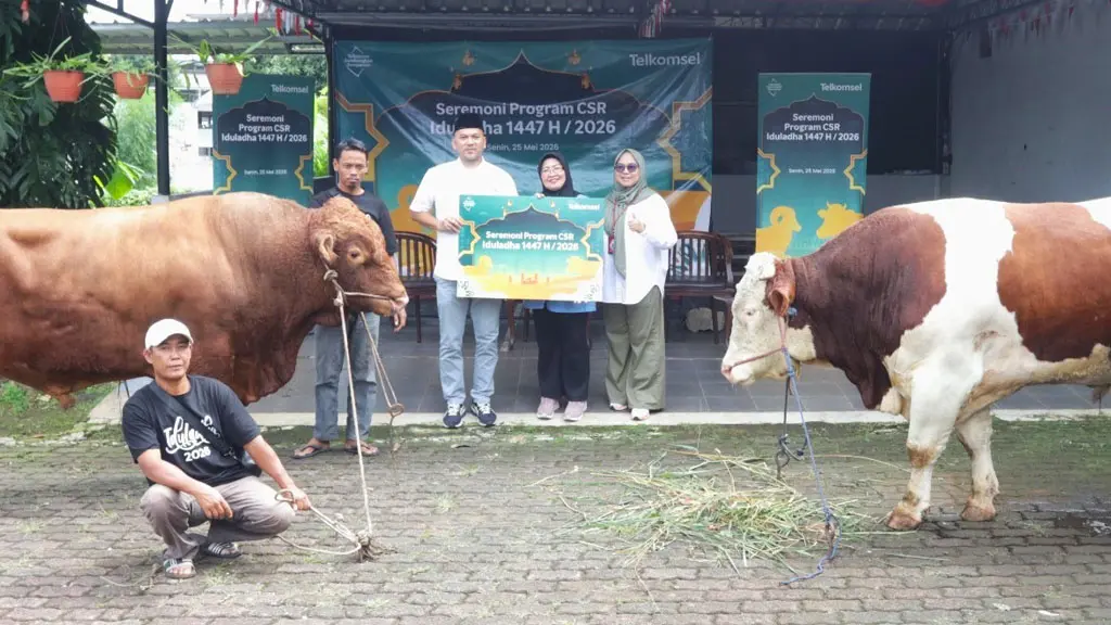 Penyerahan hewan kurban oleh Telkomsel. (©Telkomsel)