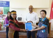 Penyerahan rekomendasi hasil keputusan pertemuan tahunan Aliansi Perempuan Indonesia Mandiri oleh Siti Sadyatun, Ketua APIR (kiri) kepada Martha Alfanita, Sekretaris Bappeda Manggarai Barat (kanan) didampingi oleh Kanisius Jehabut, anggota DPRD Manggarai Barat (tengah), Kamis (7/5/2026). (© FAO/Ardila Syakriah)