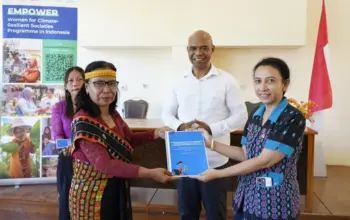 Penyerahan rekomendasi hasil keputusan pertemuan tahunan Aliansi Perempuan Indonesia Mandiri oleh Siti Sadyatun, Ketua APIR (kiri) kepada Martha Alfanita, Sekretaris Bappeda Manggarai Barat (kanan) didampingi oleh Kanisius Jehabut, anggota DPRD Manggarai Barat (tengah), Kamis (7/5/2026). (© FAO/Ardila Syakriah)