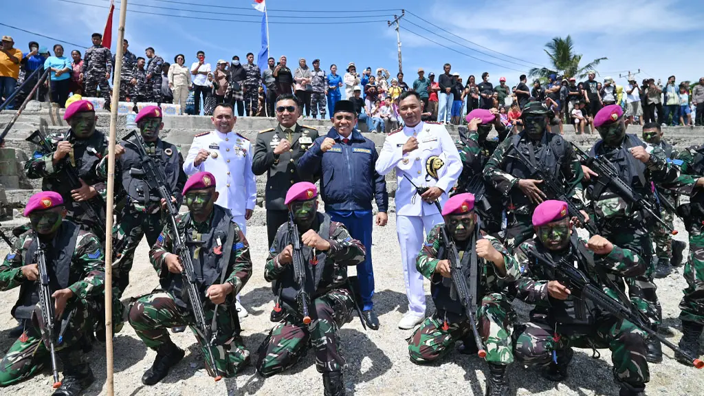 Gubernur Sulteng Anwar Hafid (tengah) bersama Pangdam XXIII/Palaka Wira, Danlanal Palu, Wadan Satgas Ops Trisila 26 Tahap II, dan komandan Korps Marinir Ops Trisila beserta sejumlah prajurit usai latihan pendaratan taktis di Pantai Kampung Nelayan, Teluk Palu, Senn (1/6/2026). (©bmzIMAGES/Basrti Marzuki)