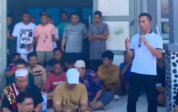 Kakanwil Ditjenpas Sulteng, Herman Mulawarman dersama sejumlah warga binaan. (©Humas Ditjenpas Sulteng)