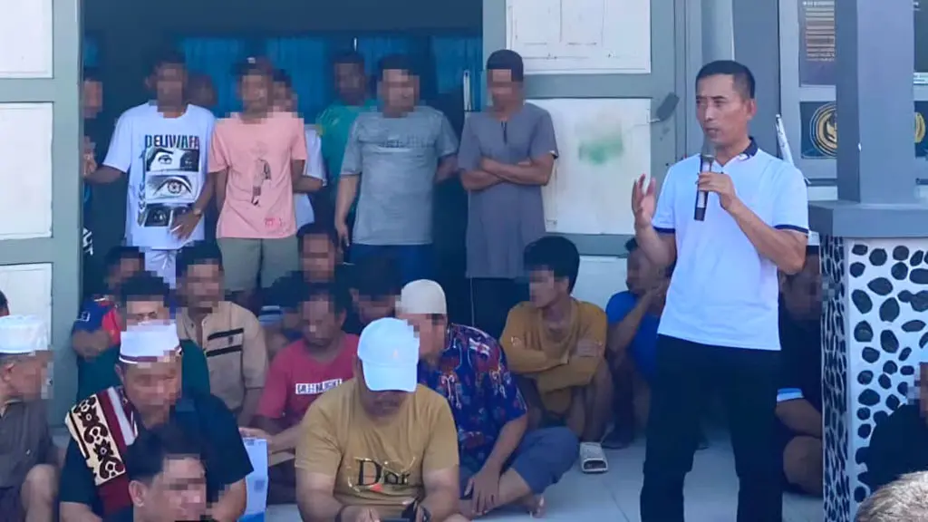 Kakanwil Ditjenpas Sulteng, Herman Mulawarman dersama sejumlah warga binaan. (©Humas Ditjenpas Sulteng)