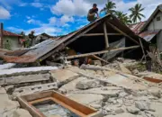 Salah satu rumah yang ambruk akibat gempa di Desa Kamarora, Nokilalaki, Sigi, Rabu (17/6/2026). (©bmzIMAGES/Basri Marzuki)