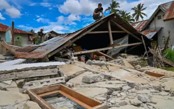 Salah satu rumah yang ambruk akibat gempa di Desa Kamarora, Nokilalaki, Sigi, Rabu (17/6/2026). (©bmzIMAGES/Basri Marzuki)