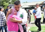 Seorang ibu memeluk anaknya yang dinyatakan lulus dalam seleksi Caba PK TNI AD Gelombang II di Yonif 711/Raksatama, Jumat (12/6/2026). (©Pendam 23/pw)