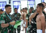 Pangdam XXIII/Palaka Wira, Mayjen TNI J. Binsar P. Sianipar memeriksa salah seorang calon bintara prajurit karir di Aula Yonif 711/Raksatama, Selasa (9/6/2026). (©Pendam 23/pw)