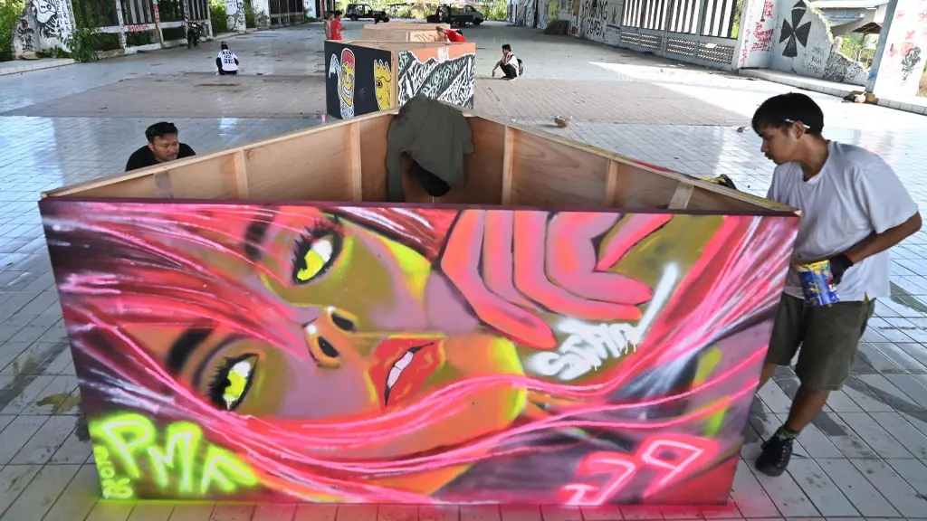 Seniman menyelesaikan karya muralnya pada Palu Mural Festival 2026 di LIK Roviga, Tondo, Palu, Sabtu (6/6/2026). (©bmzIMAGES/Basri Marzuki)
