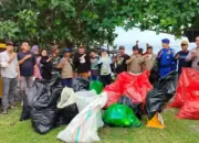 Foto bersama usai aksi bersih-bersih Pantai Baiya Palu, Sabtu (6/6/2026). (©Diskominfosantik Palu)