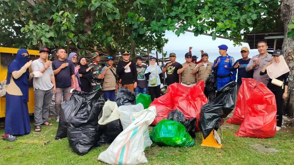 Foto bersama usai aksi bersih-bersih Pantai Baiya Palu, Sabtu (6/6/2026). (©Diskominfosantik Palu)