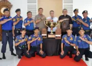 Wali Kota Hadianto bersama piala Regional Firefighter Skill Competition 2026, Sabtu (6/6/2026). (©Prokopim Setda Kota Palu/Imron)