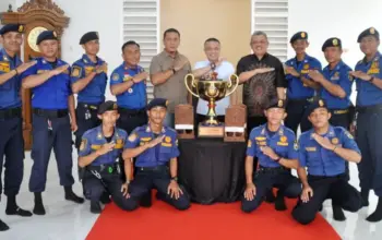 Wali Kota Hadianto bersama piala Regional Firefighter Skill Competition 2026, Sabtu (6/6/2026). (©Prokopim Setda Kota Palu/Imron)