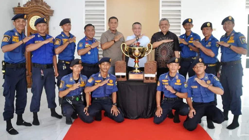 Wali Kota Hadianto bersama piala Regional Firefighter Skill Competition 2026, Sabtu (6/6/2026). (©Prokopim Setda Kota Palu/Imron)