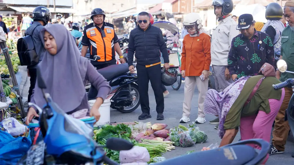 Wali Kota Hadianto di Pasar Inpres Manonda, Kamis (4/6/2026). (©Prokopim Setda Kota Palu/Iwan)