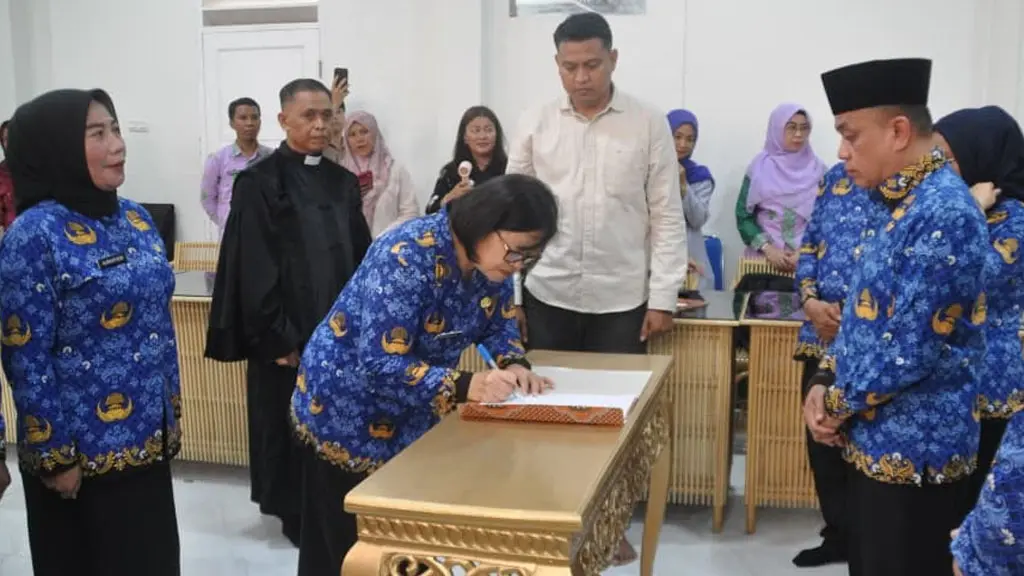 Wali KOta Hadianto melantik 11 Kepala Sekolah di Rujab Wali Kota, Sabtu (6/6/2026). (©Prokopim Setda Kota Palu/Imron)