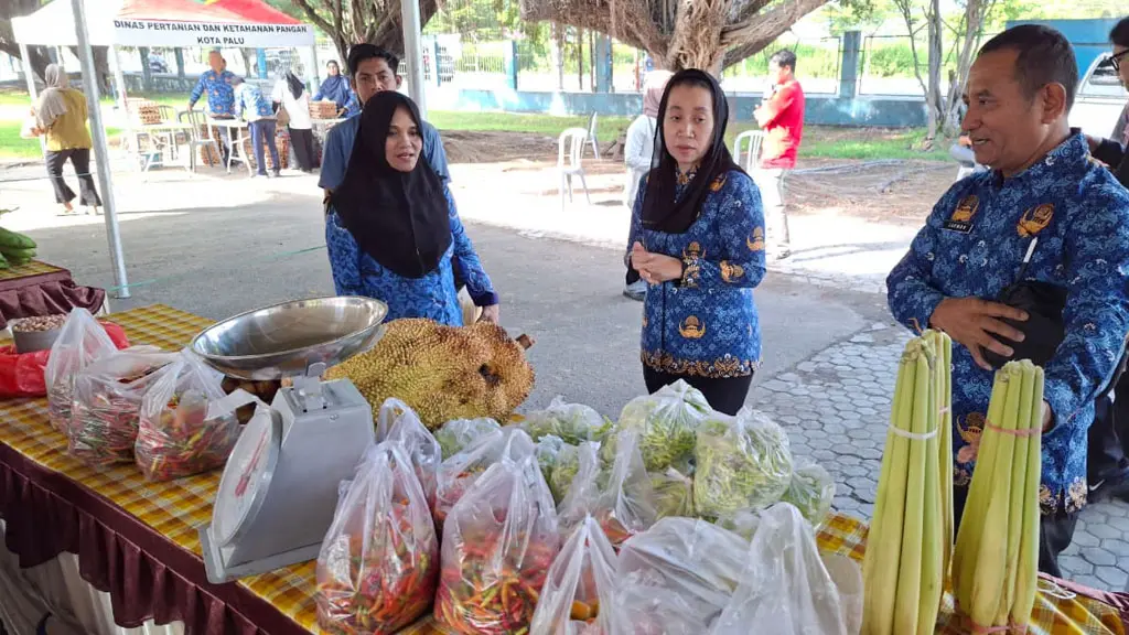 Wawali Imelda (kedua kiri) pada Pasar Tani di Halaman Kantor DTPH Kota Palu, Rabu (17/6/2026). (©Prokopim Setda Kota Palu/Jufri)
