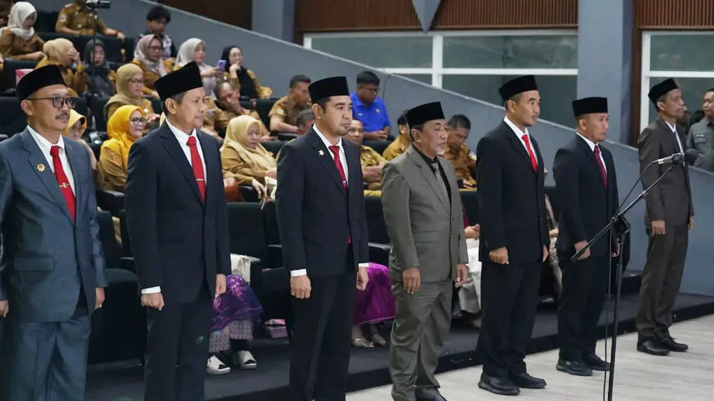 Para pejabat eselon II.b yang dilantik Wali Kota Hadianto Rasyid, Senin (15/6/2026). (©Prokompim Setda Kota Palu/Jufri)