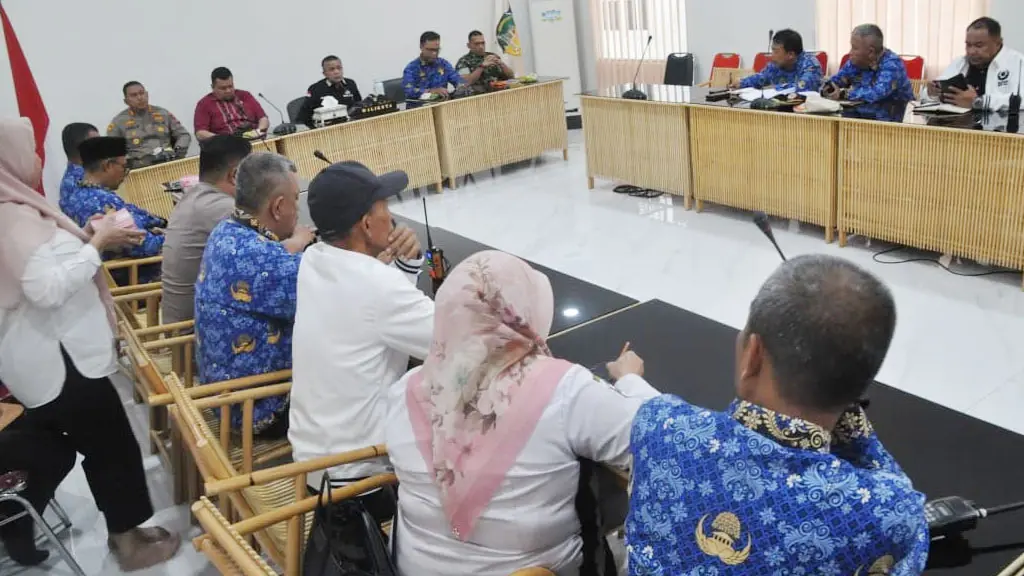 Wali Kota Hadianto memimpin rapat koordinasi Forkopimda terkait koeadaan pascagempa di palu, Rabu (17/6/2026). (©Prokopim Setda Kota Paluy/Imron)