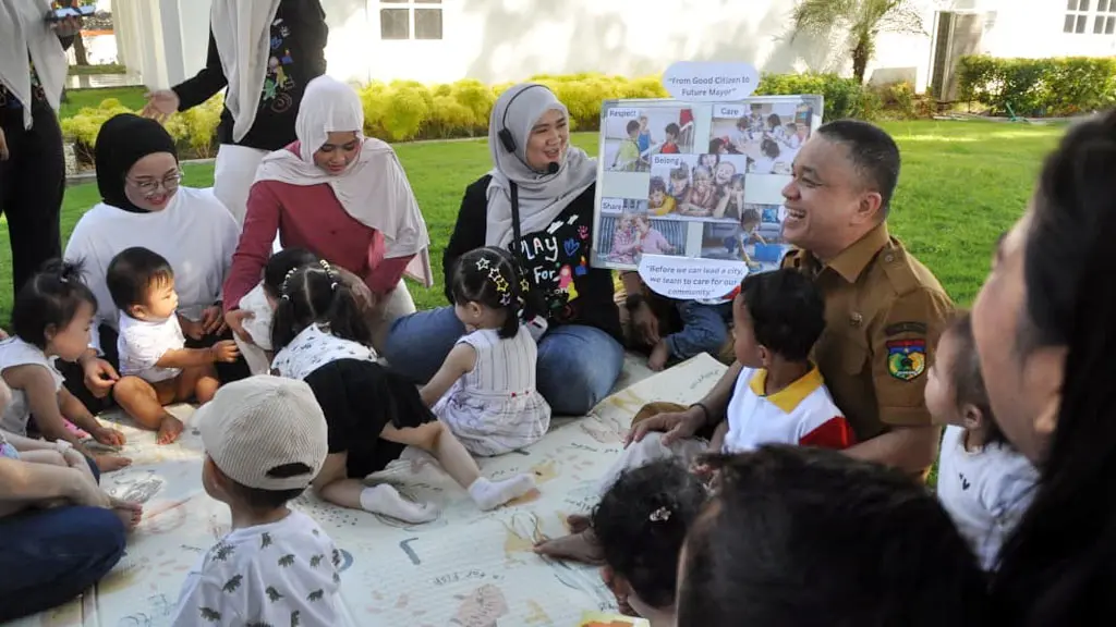 Wali Kota Hadianto bersama anak-anak dalam komunitas Rumah lacili, Selasa (2/6/2026). (©Prokopim Setda Kota Palu/Imron)