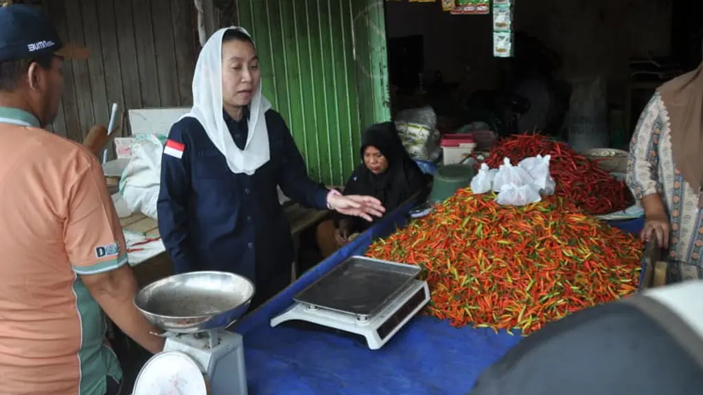 Wawali Imelda saat melakukan sidak di Pasar Inpres Manonda, Jumat (12.6.2026). (©Prokopim Setda Kota Palu/Imron)