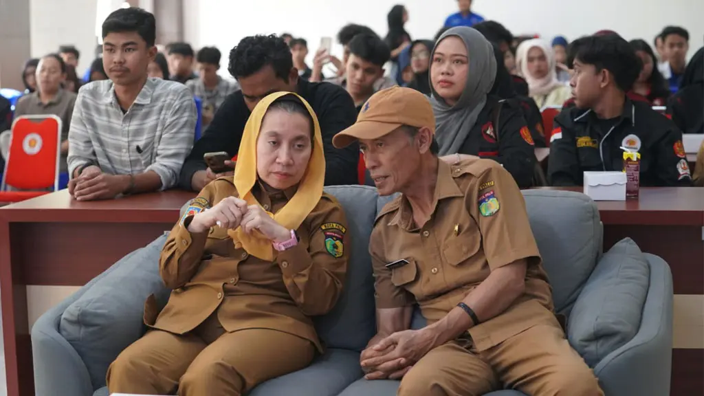 Wawali Imelda Liliana Muhidin bersama Kadis Kesehatan kota Palu pada simposium HIV-Aids di Untad, Senin (8/6/2026). (©Prokopim Setda Kota Palu/Iwan)