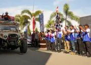 Kaplda Sulteng Brigjen Pol Nasri mengangakat bendera menandai pelepasan peserta offroad Bhayangkara di Mapolda SUlteng, Sabtu (13/6/2026). (©Humas Polda Sulteng)