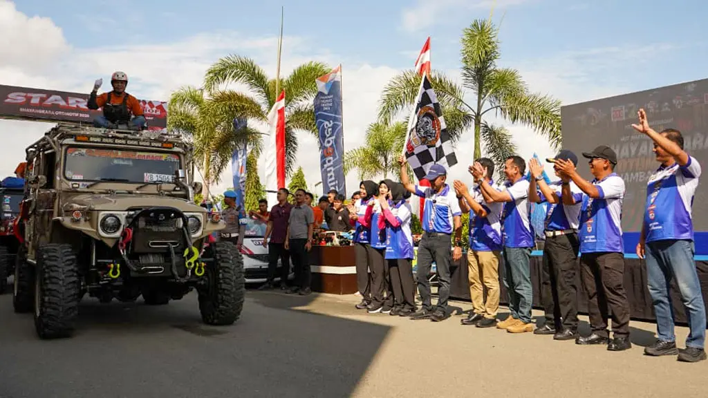 Kaplda Sulteng Brigjen Pol Nasri mengangakat bendera menandai pelepasan peserta offroad Bhayangkara di Mapolda SUlteng, Sabtu (13/6/2026). (©Humas Polda Sulteng)