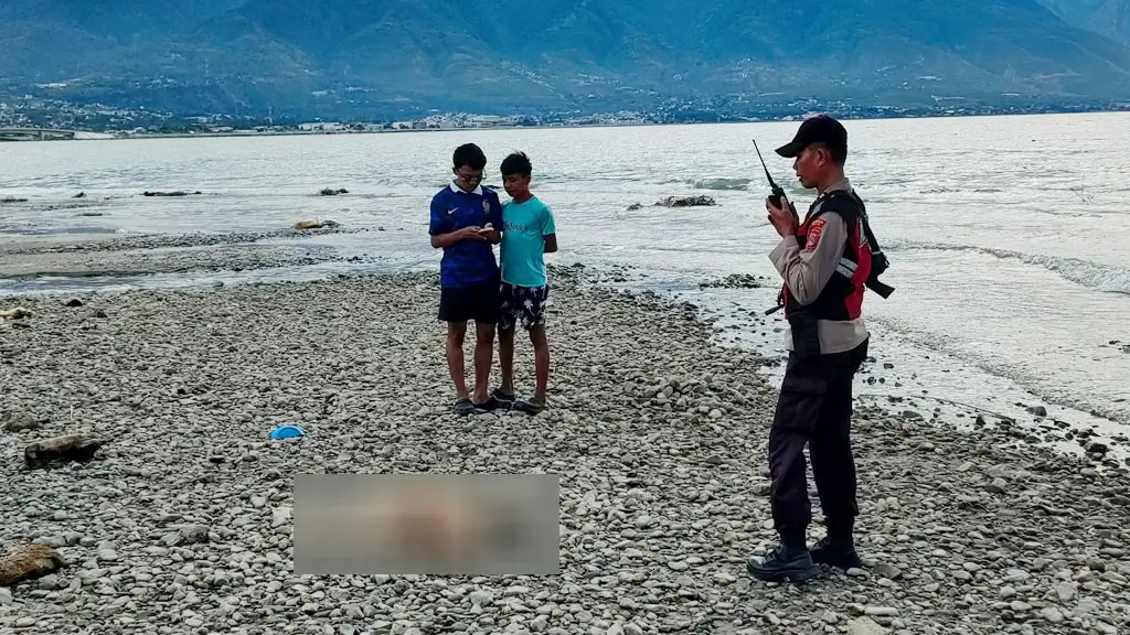 Mayat tanpa identitas di Pantai Talise Palu, Rabu (17/6/2026). (©Humas Polresta Palu)