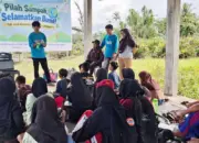 Sejumlah peajar SD Tada mengikuti kegiatan pengenalan mangrove dan pemilahan sampah di Desa Oncone Raya, Parimo, Sabtu (13/6/2026). (©ROA Sulteng)