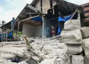 Warga berdiri di depan rumahnya yang rusak berat di Desa Kamorera, Sigi, Rabu (17/6/2026). (©bmzIMAGES/Basri Marzuki)