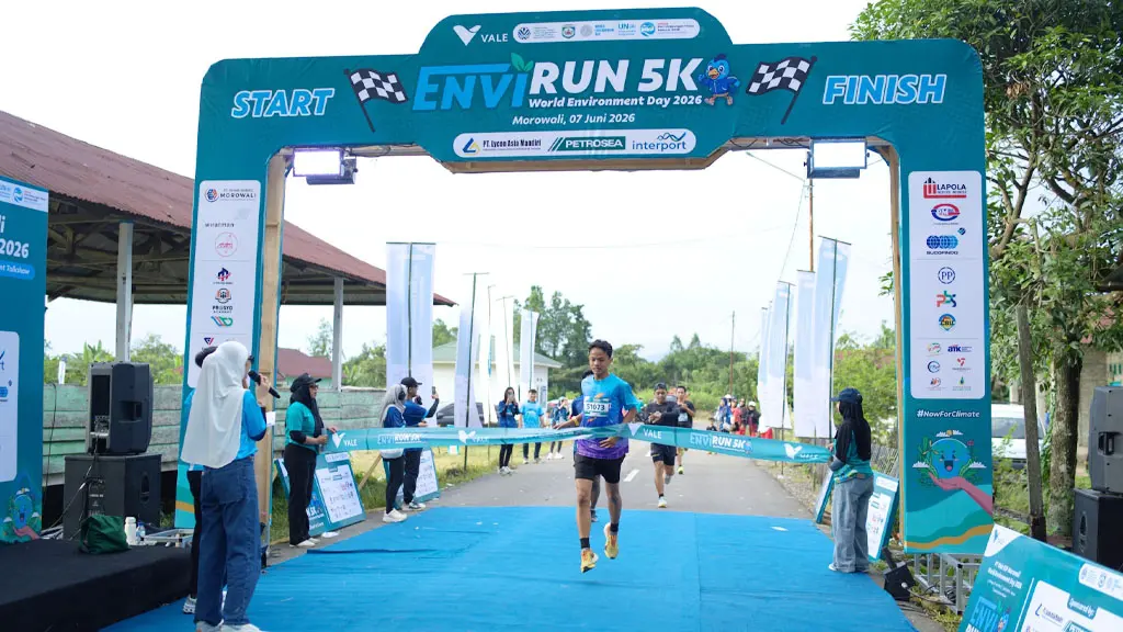Salah satu peserta mencapai garus finish pada Envi Run 5K di Morowali, Minggu (7/6/2026). (©PT Vale Indonesia)
