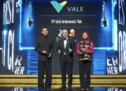 Corporate Secretary PT Vale Ranty Astray Rachman dan Senior Manager Talent Acquisition, Performance Management & EVP PT Vale Gandi Husodo menerima trophy HR Asia Best Companies to Work for in Asia Awards. (©PT Vale Indonesia)