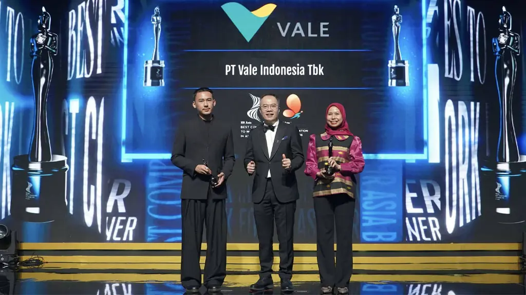 Corporate Secretary PT Vale Ranty Astray Rachman dan Senior Manager Talent Acquisition, Performance Management & EVP PT Vale Gandi Husodo menerima trophy HR Asia Best Companies to Work for in Asia Awards. (©PT Vale Indonesia)