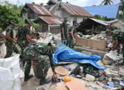Personel Yon TP 873/MM membantu memebrsihak rumah warga yang ambruk akibat gempa di Desa Kamarora B, Nokilalaki, Sigi, Sulteng, Rabu (17/6/2026). (©bmzIMAGES/Basri marzuki)