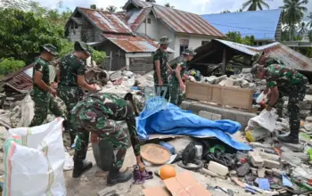Personel Yon TP 873/MM membantu memebrsihak rumah warga yang ambruk akibat gempa di Desa Kamarora B, Nokilalaki, Sigi, Sulteng, Rabu (17/6/2026). (©bmzIMAGES/Basri marzuki)