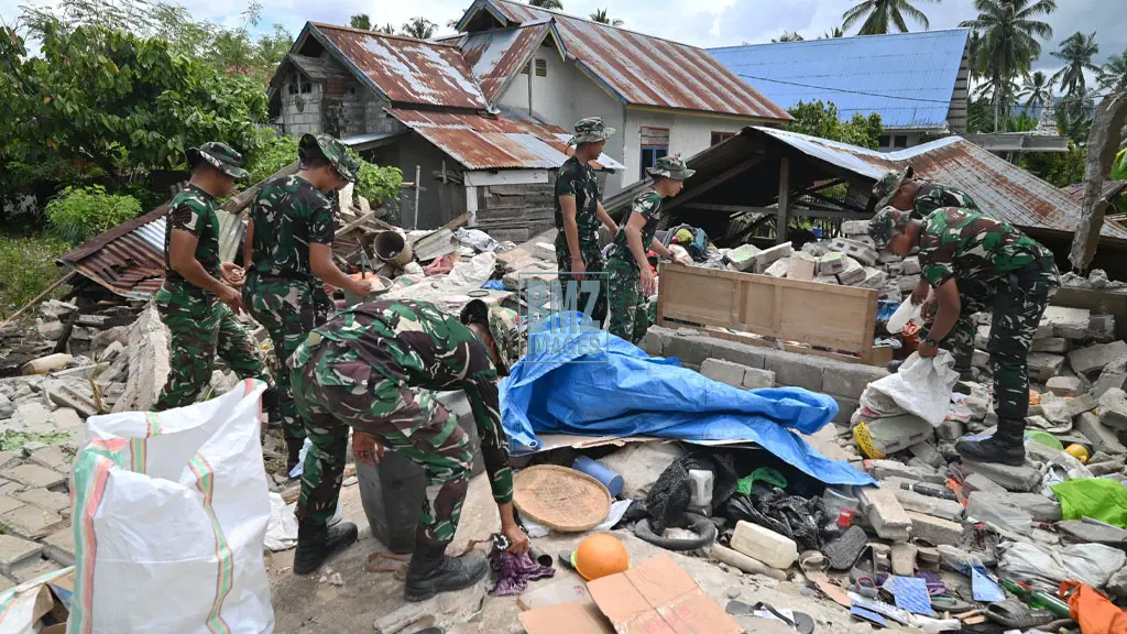 Personel Yon TP 873/MM membantu memebrsihak rumah warga yang ambruk akibat gempa di Desa Kamarora B, Nokilalaki, Sigi, Sulteng, Rabu (17/6/2026). (©bmzIMAGES/Basri marzuki)