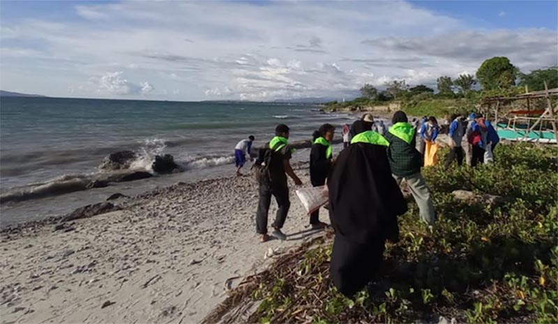 Mapala Pawana Untad Aksi Bersih Pantai di Kelurahan Tondo