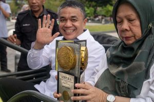 Wali Kota Palu Tunjukkan Piala Adipura ke Warga
