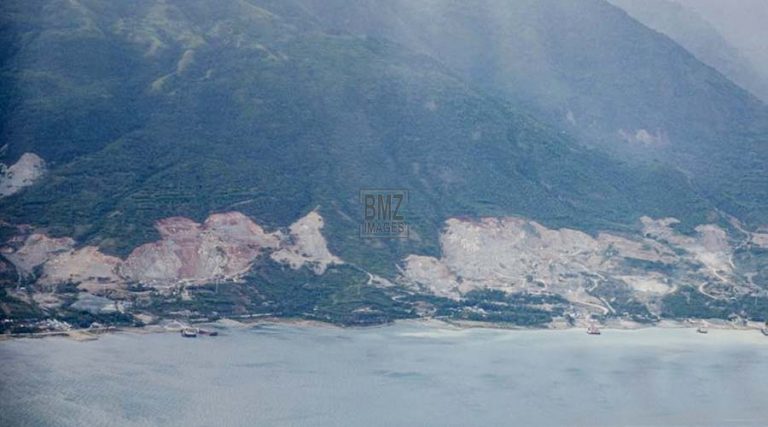 Pemandangan dari atas aktivitas galian C di jalur Palu-Donggala, Sulawesi Tengah. Sabtu (12/2/2022). (bmzIMAGES/Basri Marzuki)