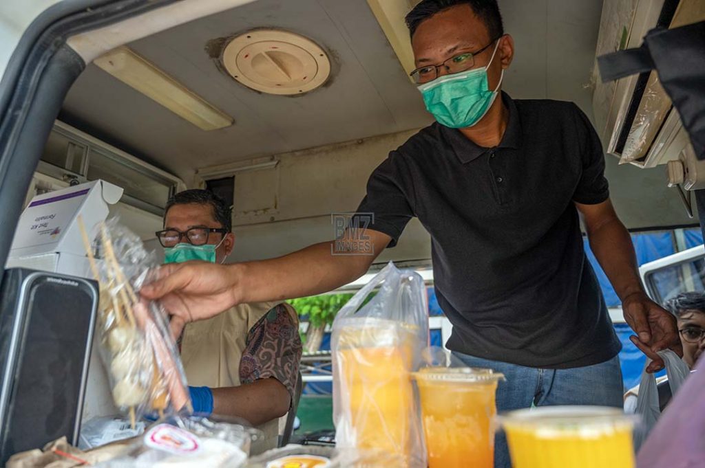 “Aman” Belanja Takjil di Pasar Ramadhan Palu