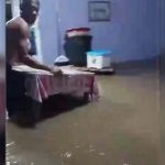 Warga mengevakuasi barang-barangnya dari terjangan air yang masuk ke rumah di Desa Kuala Besar, Palele, Buol, MInggu (7/4/2024). (capture from video warga)
