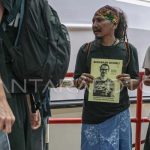 Sejumlah warga dan aktivis lingkungan yang tergabung dalam #SAVEKARIMUNJAWA membawa poster dukungan pembebasan Daniel Frits Maurits Tangkilisan yang terjerat kasus UU ITE setibanya di Pelabuhan Kartini Jepara, Jawa Tengah, Rabu (3/4/2024). ANTARA FOTO/Aji Styawan/Spt.