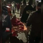 Warga mengevakuasi korban yang terseret air banjir dan berhasil diselamatkan di Desa Balongga, Sigi, Kamis (18/4/2024) dinihari. (Foto: capture video from facebook/@Afrizal Gereuw)