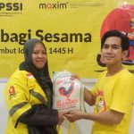 Penyerahan bantuan pengganti THR kepada mitra Maxim di Palu. (Fotyo: Maxim)