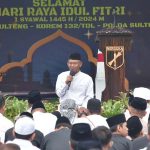 Gubernur Sulteng, Rusdy Mastura menyampaikan ucapan selamat Idul Fitri usai shalat Idul Fitri di lapangan Makorem 132 Tadulako, Rabu (10/4/2024). (Foto: Penrem 132/Tdl)