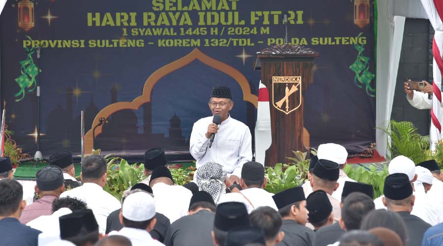 Gubernur Sulteng, Rusdy Mastura menyampaikan ucapan selamat Idul Fitri usai shalat Idul Fitri di lapangan Makorem 132 Tadulako, Rabu (10/4/2024). (Foto: Penrem 132/Tdl)
