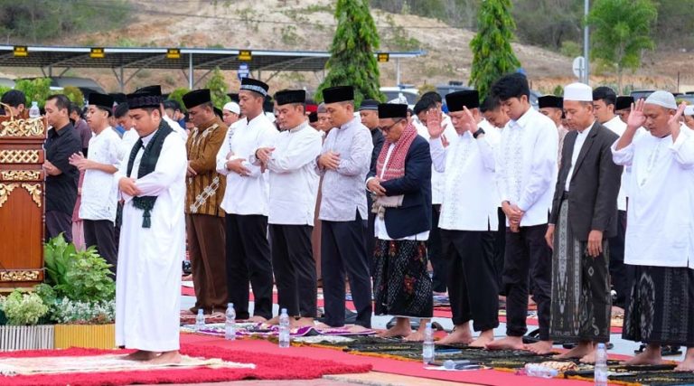 Shalat Idul Fitri di Halaman Mapolda Sulteng, Rabu (10/4/2024). (Foto: Humas Polda Sulteng)