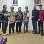 Rektor UIN Datokarama, Prof Lukman Thahir (tengah) memberikan cinderamata pada dua warga negara Tahiland yang ingin kuliah di UIN Datokarama Palu, Kamis (18/4/2024). (Foto: Humas UIN Datokarama)