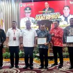 Ketua KONI Pusat, Letnan Jenderal (Purn) Marciano Norman berfoto usai menyerahkan anugerah Bapak Pemerhati Olahraga Sulteng kepada Danrem 132 Tadulako di Palu, Selasa (30/4/2024). (Foto: Penrem 132/Tdl)