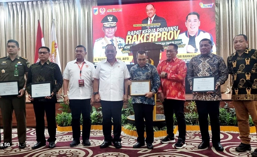 Ketua KONI Pusat, Letnan Jenderal (Purn) Marciano Norman berfoto usai menyerahkan anugerah Bapak Pemerhati Olahraga Sulteng kepada Danrem 132 Tadulako di Palu, Selasa (30/4/2024). (Foto: Penrem 132/Tdl)